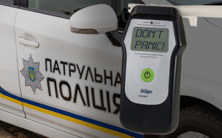 Водитель зерновоза, который пьяным приехал на элеватор и предложил взятку полиции, обжаловал лишение водительских прав: что решил суд