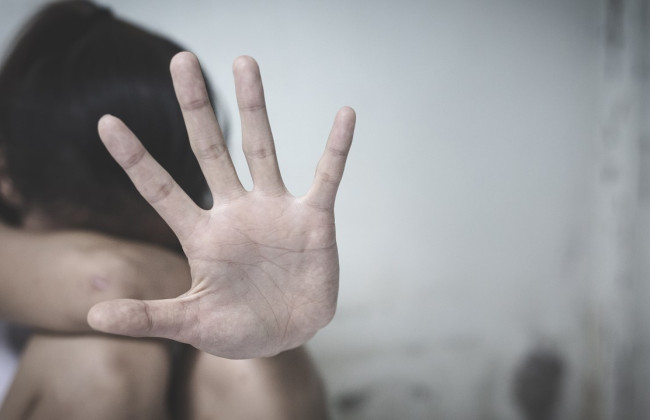 В Ровенской области 13-летнюю девочку затащили на заброшенный склад и изнасиловали