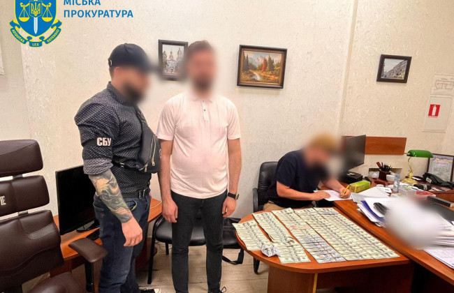 В Киеве разоблачили чиновника миграционной службы, который за $3600 "продавал" вид на жительство в Украине