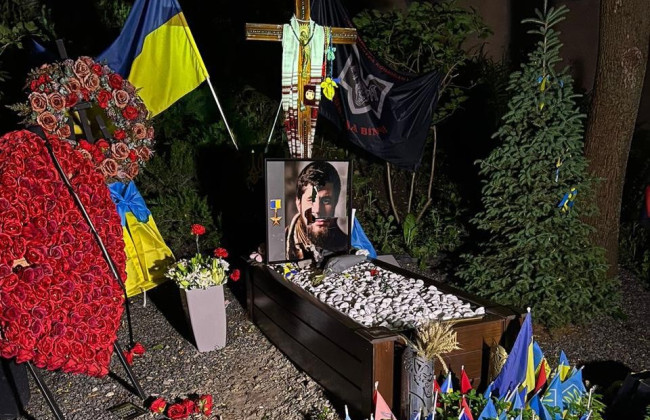 Пошкоджені портрети та побиті лампадки: поліція розшукує жінку, яка понівечила могили Героїв Да Вінчі, Джуса та Петриченка