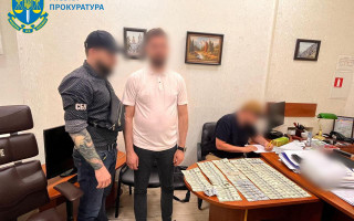 У Києві викрили посадовця міграційної служби, який за $3600 «продавав» посвідки на проживання в Україні