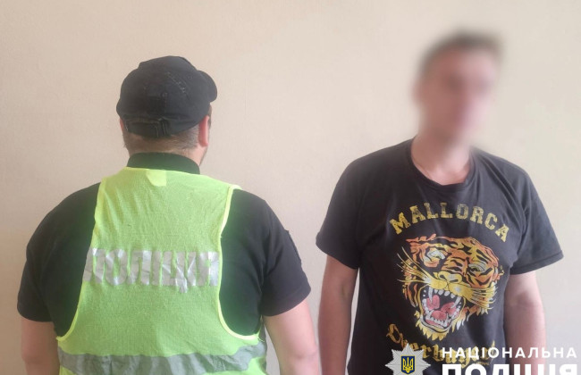 В Киеве в одном из дворов неизвестный повредил лобовое стекло на четырех авто и отбил зеркала еще на двух