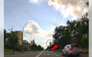 На очах у поліції проїхав на червоний сигнал світлофора: у Києві покарали водія Volkswagen, відео