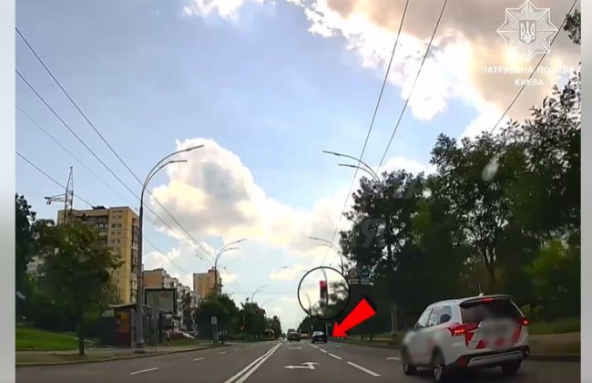 На глазах у полиции проехал на красный сигнал светофора: в Киеве наказали водителя Volkswagen, видео