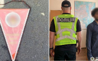 Розвісив прапорці з радянською символікою на паркані навчального закладу: у Києві встановили зловмисника