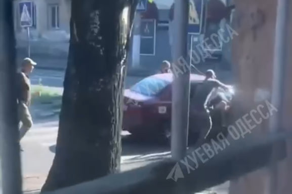 В Одессе водитель, чтобы избежать задержания, нажал на газ и «провез» сотрудников ТЦК на капоте