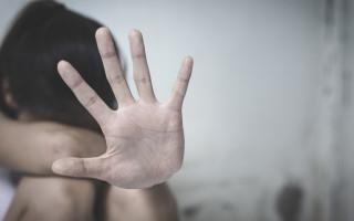 На Рівненщині 13-річну дівчинку затягнули на закинутий склад та зґвалтували