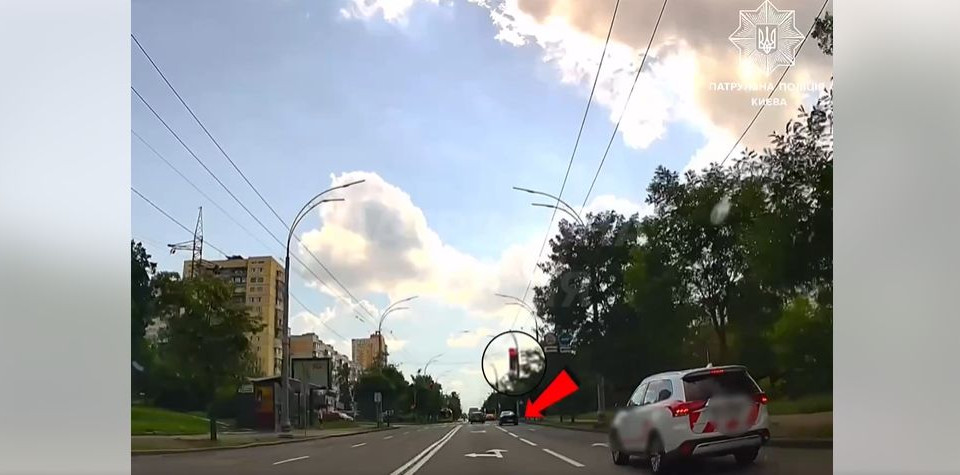 На глазах у полиции проехал на красный сигнал светофора: в Киеве наказали водителя Volkswagen, видео