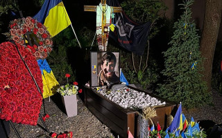 Пошкоджені портрети та побиті лампадки: поліція розшукує жінку, яка понівечила могили Героїв Да Вінчі, Джуса та Петриченка