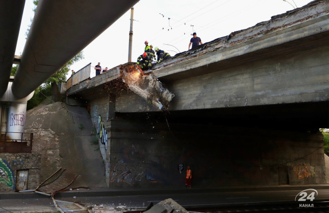 Обвал Воздухофлотского путепровода на проезжую часть: фото