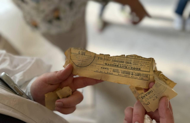 Во Львове во время реставрации обнаружили фрагмент старинной газеты, фото