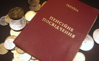 Чи може пенсіонер, який отримує пенсію на пошті, перейти на виплату на банківську картку: відповідь ПФ
