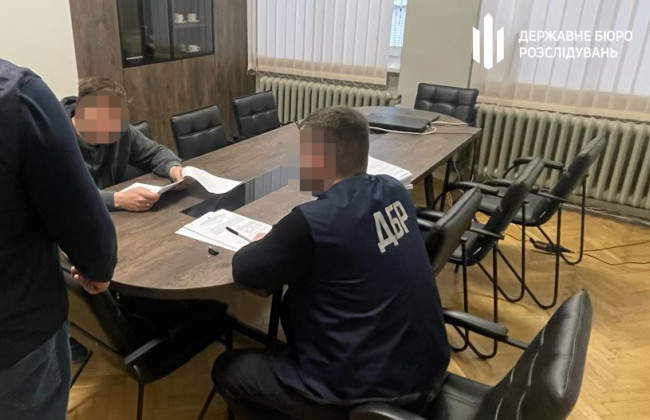 Будут судить правоохранителя со Львовщины, который за $5 тысяч переправлял мужчин через границу под видом водителей