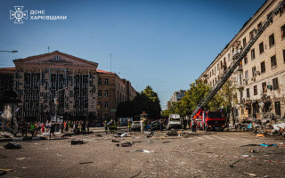Удар авіабомби по будинку у Харкові: рятувальники показали фото та відео наслідків
