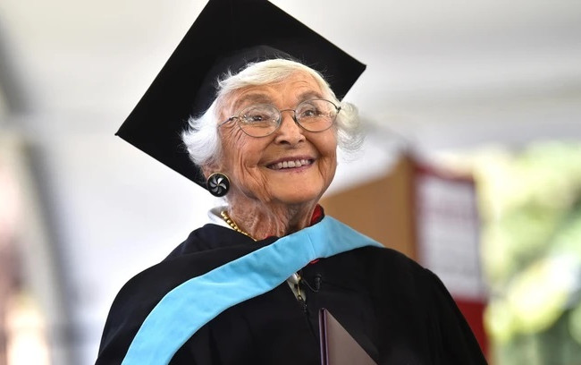 «Я долго этого ждала»: в США 105-летняя женщина получила степень магистра