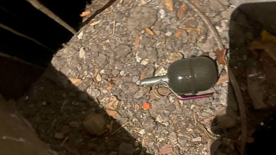 У Києві у під'їзді багатоповерхівки чоловік виявив гранату, фото