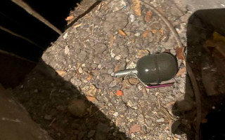 У Києві у під'їзді багатоповерхівки чоловік виявив гранату, фото