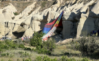 У Туреччині повітряна куля з 22 людьми на борту застрягла серед скель, відео