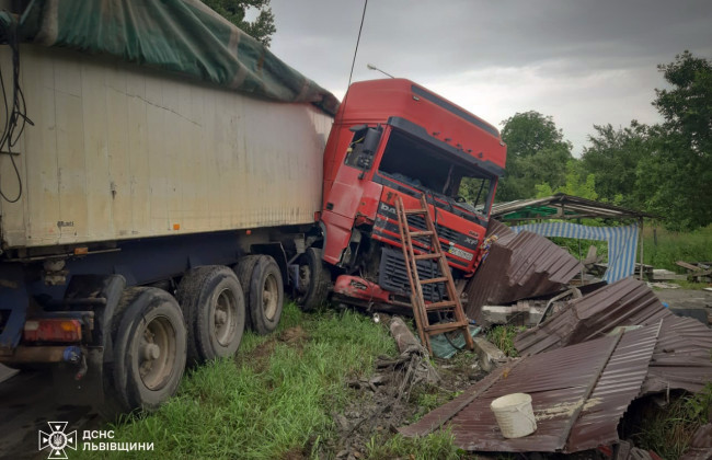 ДТП во Львове: спасателям пришлось через лобовое стекло кабины демонтировать водителя