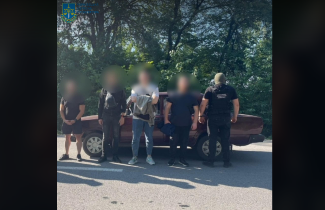 За 17000 долларов и 7000 евро организовал переправку военнообязанных за границу: подозревают жителя Хмельнитчины