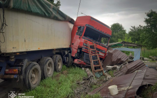 ДТП у Львові: рятувальникам довелося через лобове скло кабіни демонтувати водія