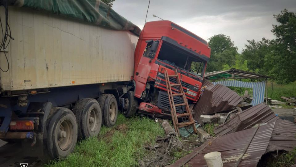 ДТП у Львові: рятувальникам довелося через лобове скло кабіни демонтувати водія