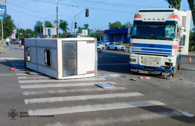 В Кривом Роге столкнулись грузовик и микроавтобус: пострадали 22 человека