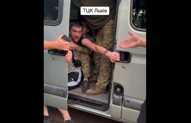 Во Львове военные силой затащили мужчину в автобус: в ТЦК прокомментировали «приглашение» в авто