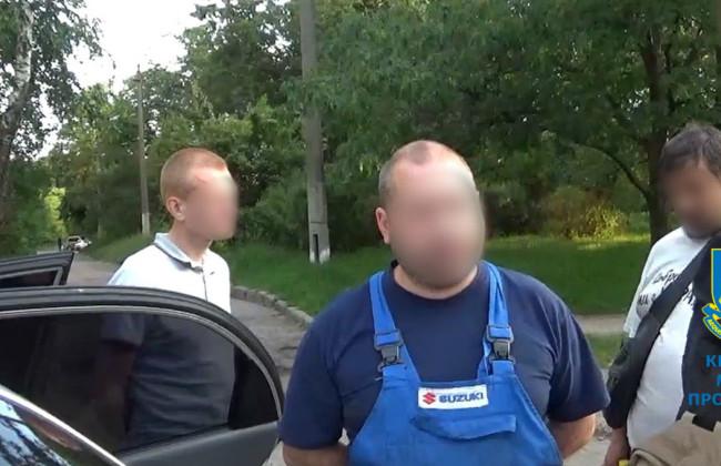 На столичном Подоле мужчина, который помогал пенсионерке с ремонтом, избил ее молотком и отобрал $2000