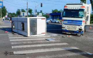 У Кривому Розі зіткнулися вантажівка та мікроавтобус: постраждали 22 людини