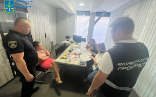 За 250 доларів обіцяла безперешкодне одержання посвідчення водія: на Закарпатті викрили жінку