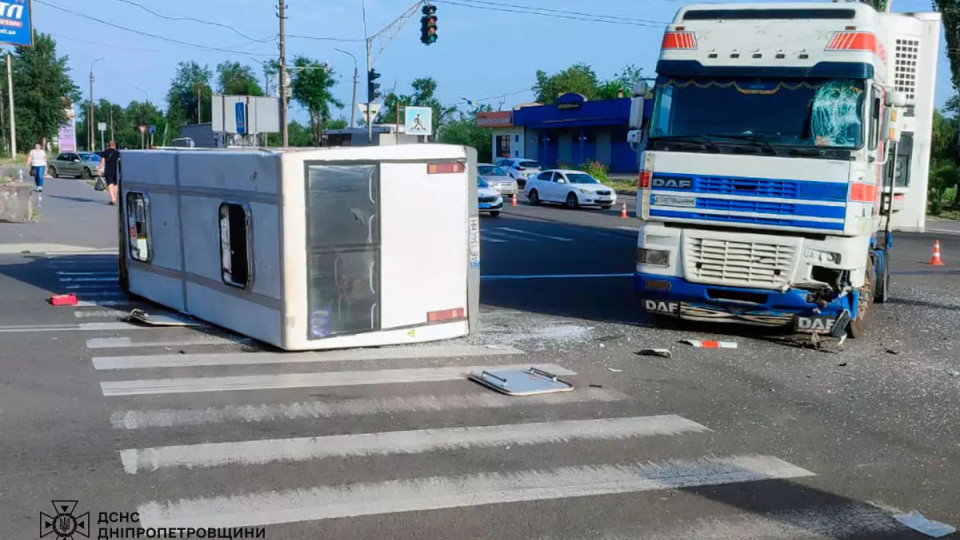 В Кривом Роге столкнулись грузовик и микроавтобус: пострадали 22 человека