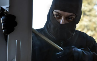 У Києві чоловік через балкон потрапив у квартиру та ножем погрожував дівчині: грабіжника засуджено до 9 років в’язниці