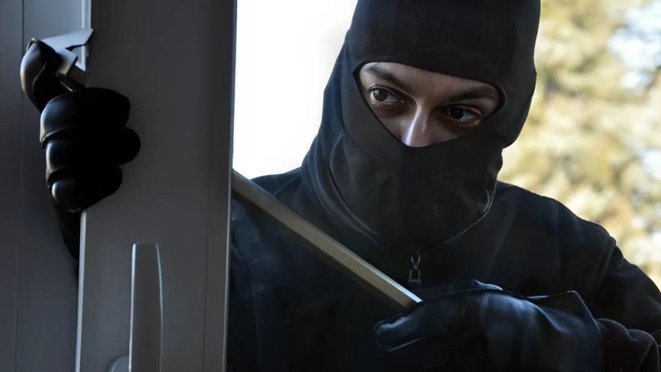 У Києві чоловік через балкон потрапив у квартиру та ножем погрожував дівчині: грабіжника засуджено до 9 років в’язниці