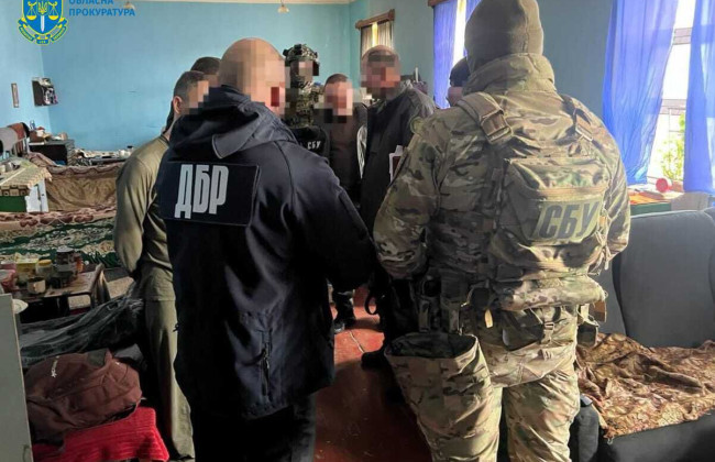 В Ровенской области экс-работника колонии и двух заключенных подозревают в торговле наркотиками