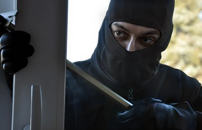 В Киеве мужчина через балкон попал в квартиру и ножом угрожал девушке: грабитель приговорен к 9 годам тюрьмы