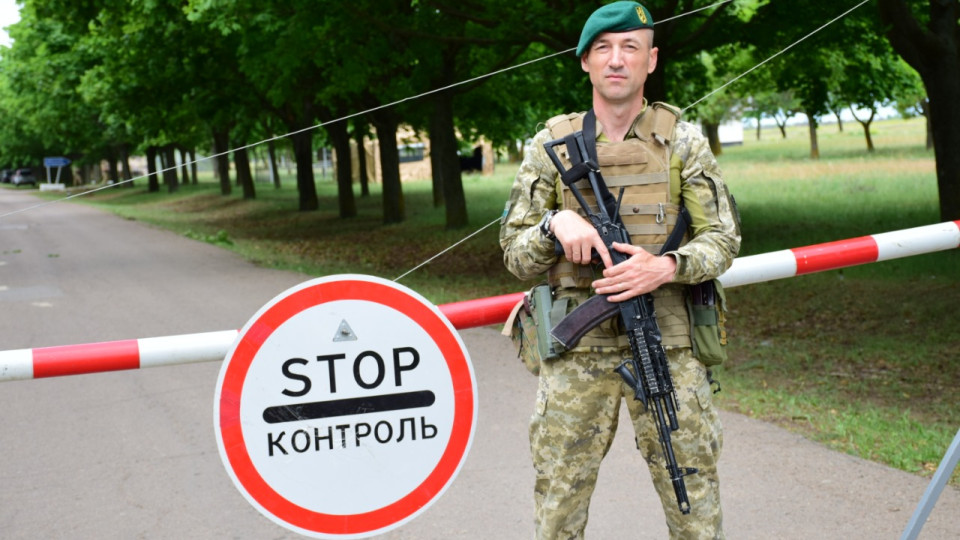 Забороняються  прогулянки за межами населених пунктів та зупинки авто на узбіччі: нові обмеження на кордоні