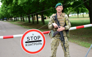 Забороняються  прогулянки за межами населених пунктів та зупинки авто на узбіччі: нові обмеження на кордоні