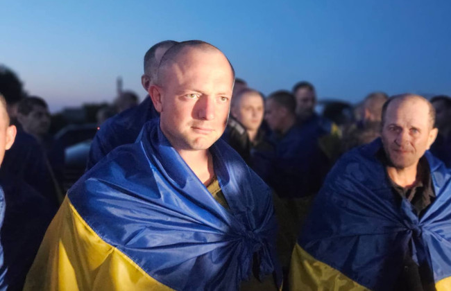 Из плена вернулись 90 украинских защитников, фото и видео