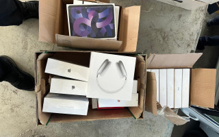 Жителька Львівщини намагалася провезти 40 гаджетів Apple під виглядом продуктів