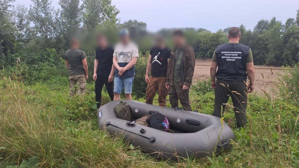 На Закарпатье две группы мужчин хотели переплыть Тису: уклонистов с резиновыми лодками сопровождали подростки, фото