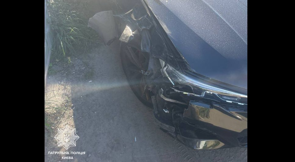 В Киеве пьяный водитель BMW разбил припаркованные автомобили и скрылся с места ДТП