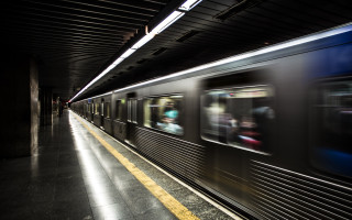 У київському метро людина впала на колії, оновлено