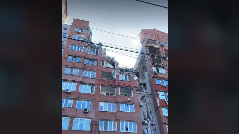Россияне нанесли ракетный удар по девятиэтажке в Днепре: есть раненые, фото и видео