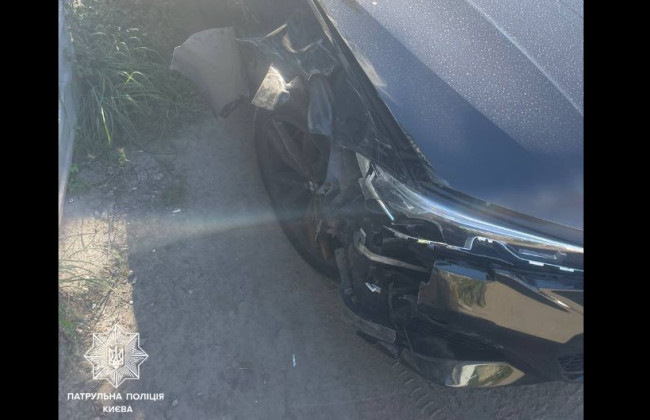 В Киеве пьяный водитель BMW разбил припаркованные автомобили и скрылся с места ДТП