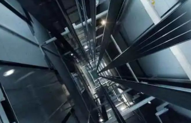 В Киевской области мужчина во время отключений света упал в шахту лифта и умер