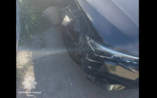 У Києві п’яний водій BMW потрощив припарковані автомобілі та втік з місця ДТП