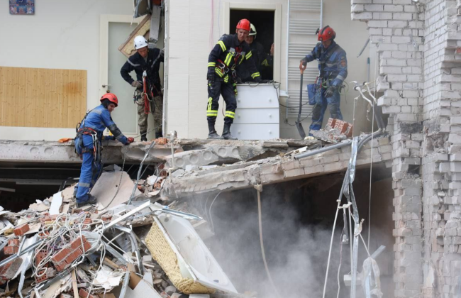 Ракетный удар по многоэтажке в Днепре: на связь вышли два человека