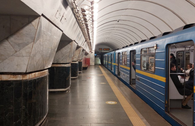 Киевляне просят установить защитные экраны на станциях метро