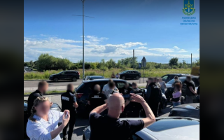 5000 доларів за «білий квиток» для перетину кордону: у Львові підозрюють чоловіка